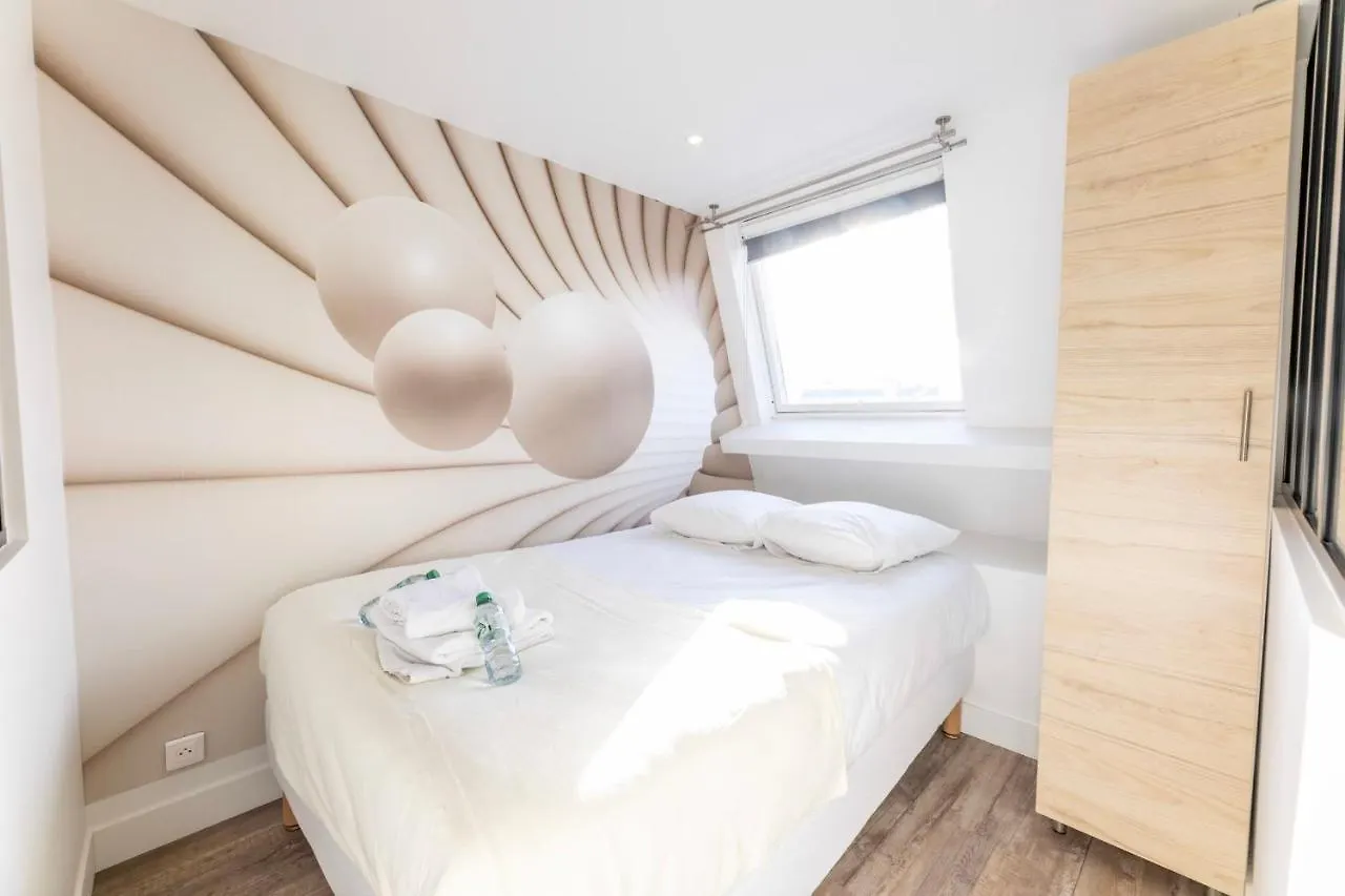 Amazing Apartment Under The Roof In Paris 8Th 0*,