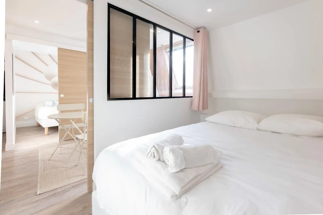 Amazing Apartment Under The Roof In Paris 8Th France