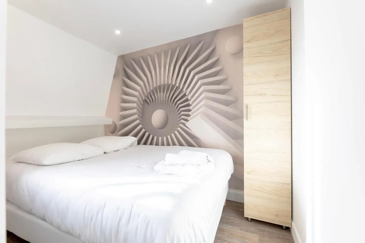 Amazing Apartment Under The Roof In Paris 8Th 0*,  Frankrike